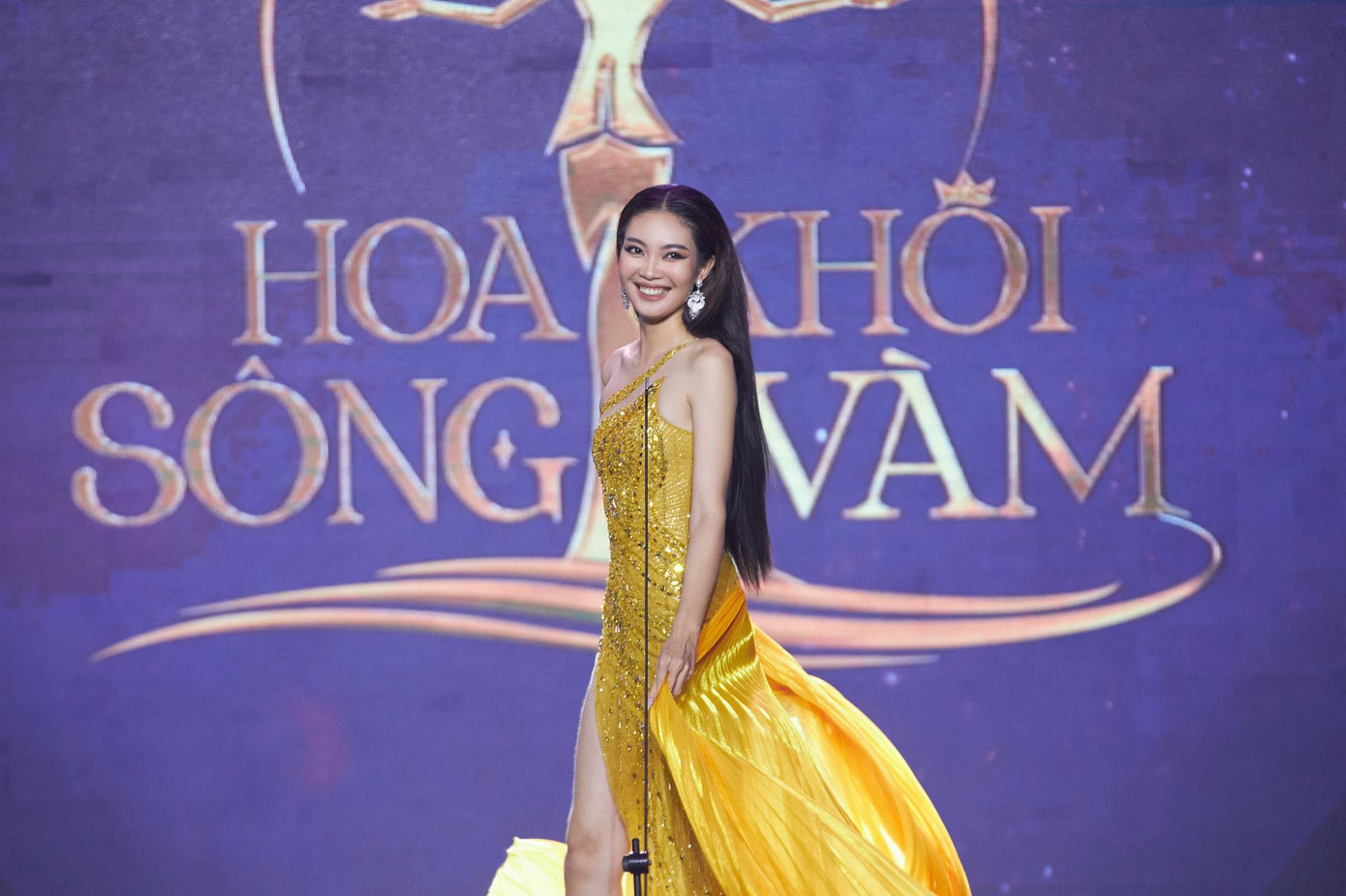 Tại phần ứng xử dành cho Top 3, Diễm Trinh có câu trả lời vượt trội và giúp cô đăng quang ngôi vị Hoa khôi Sông Vàm. Với yêu cầu giới thiệu du khách đến với vùng sông Vàm, Nam Bộ trong 45 giây, cô kể về danh lam thắng cảnh và con người tại Long An. Lời chia sẻ lưu loát, rành rọt giúp người đẹp sinh năm 1998 nhận về tràng pháo tay lớn. Ảnh: BTC. Tại phần ứng xử dành cho Top 3, Diễm Trinh có câu trả lời vượt trội và giúp cô đăng quang ngôi vị Hoa khôi Sông Vàm. Với yêu cầu giới thiệu du khách đến với vùng sông Vàm, Nam Bộ trong 45 giây, cô kể về danh lam thắng cảnh và con người tại Long An. Lời chia sẻ lưu loát, rành rọt giúp người đẹp sinh năm 1998 nhận về tràng pháo tay lớn. Ảnh: BTC.