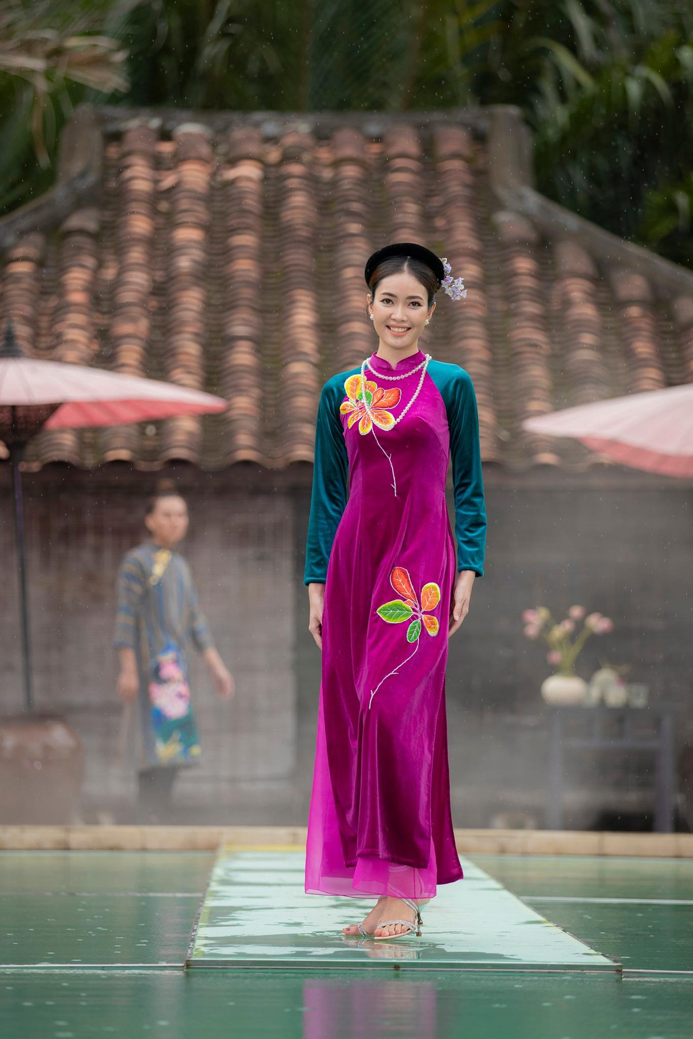 Ngoài việc tham gia các cuộc thi nhan sắc, Diễm Trinh còn là gương mặt quen thuộc trên các sàn diễn thời trang. Ngoài việc tham gia các cuộc thi nhan sắc, Diễm Trinh còn là gương mặt quen thuộc trên các sàn diễn thời trang.