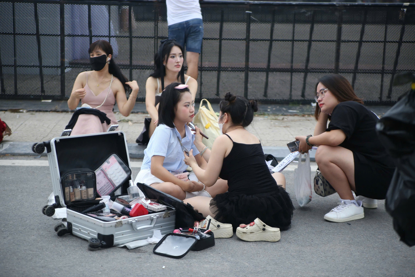 Nhiều dịch vụ nở rộ trong concert cuối của Anh trai say hi, trong đó có trang điểm cho khán giả đến xem show.