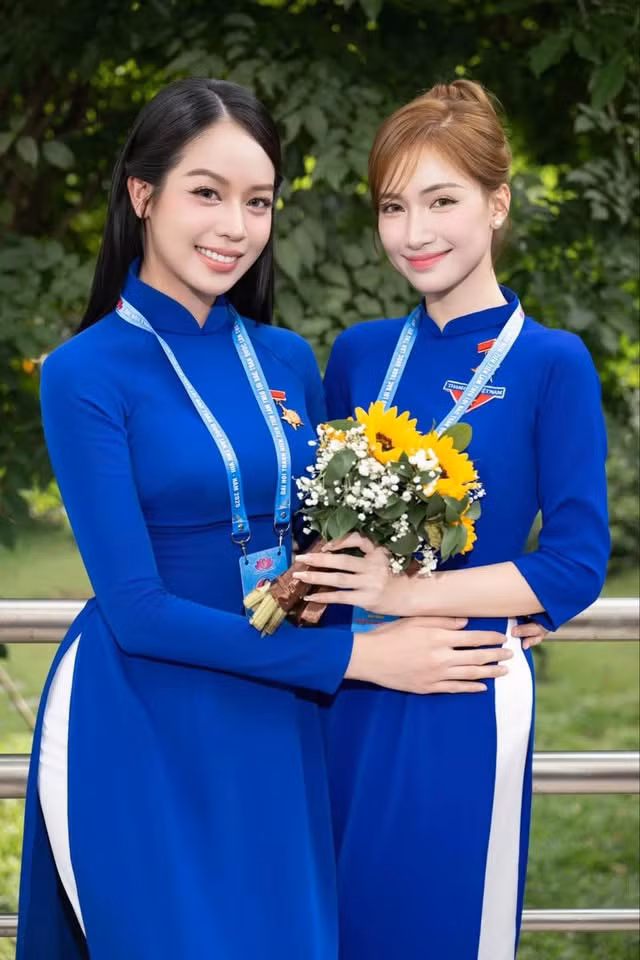 Hoa hậu Thanh Thủy diện áo dài truyền thống trong lễ tuyên dương.