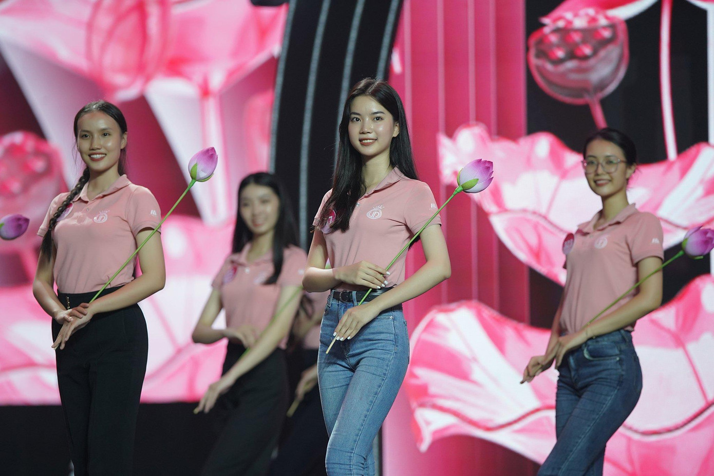 Trước khi đến với buổi tập sơ duyệt, thí sinh khá căng thẳng khi trải qua vòng phỏng vấn mặt mộc với ban giám khảo. Tuy nhiên, sau phần thi, 56 cô gái tự tin hơn với chính mình. Nhật Quỳnh (SBD 245) nói ban giám khảo chỉ hỏi những câu liên quan đến gia đình, học vấn để hiểu thí sinh chứ không đánh đố hay dùng câu hỏi khó. &quot;Ngoài những câu hỏi, giám khảo cho chúng tôi nhiều lời góp ý chân thành&quot;, cô nói.