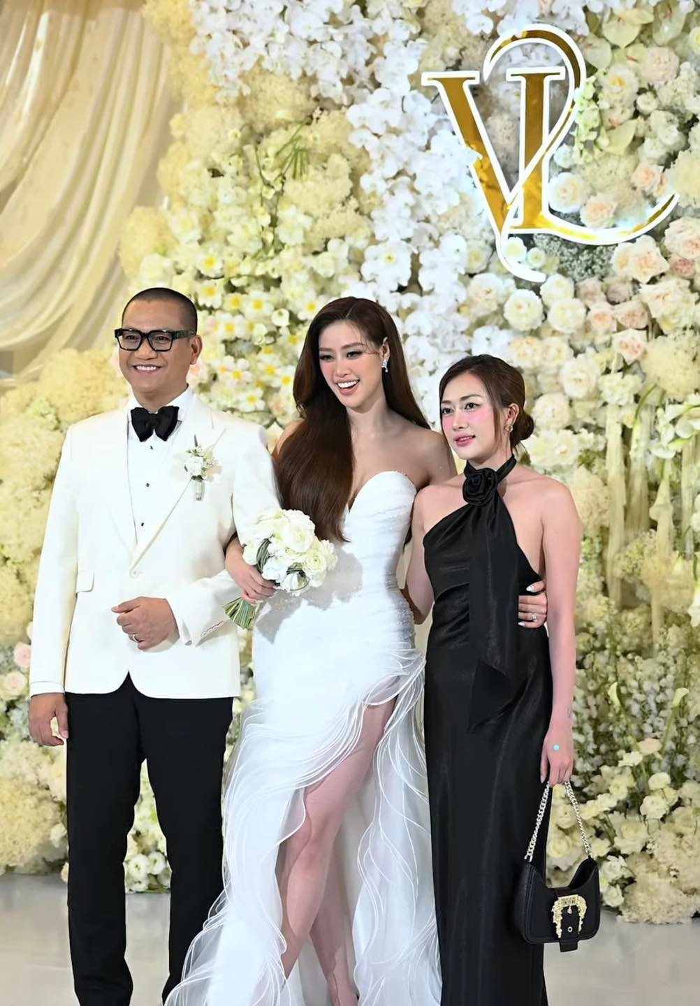 Diễn viên Phương Lan một mình đến tiệc cưới Khánh Vân sau biến cố tình cảm.