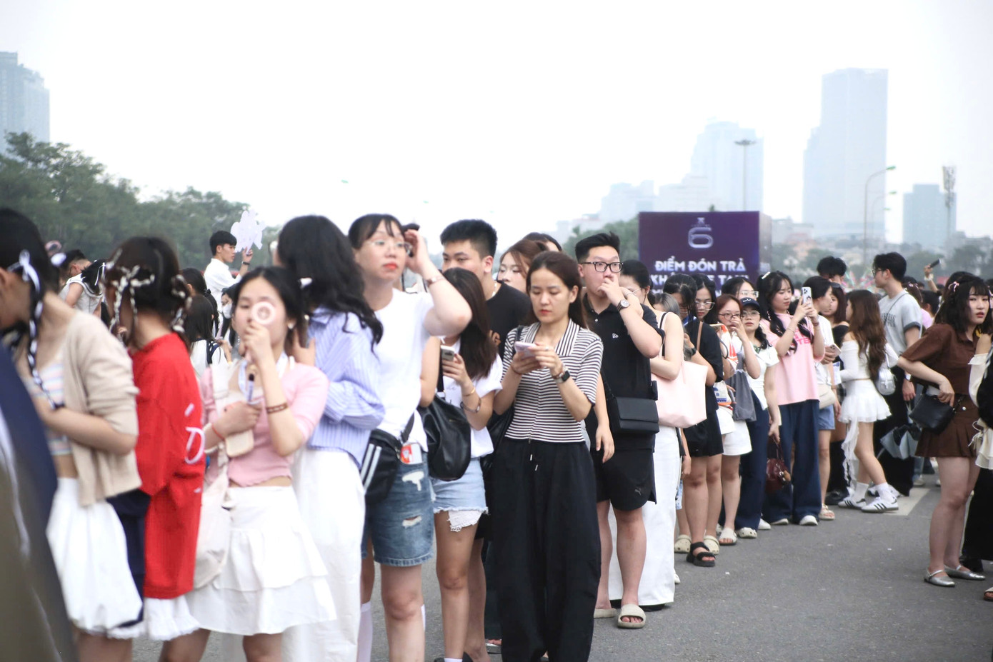 Khán giả xếp hàng ngoài khu vực đổi vé. Theo ghi nhận của Tiền Phong, khung cảnh trở nên nhốn nháo khi trời đổ mưa.