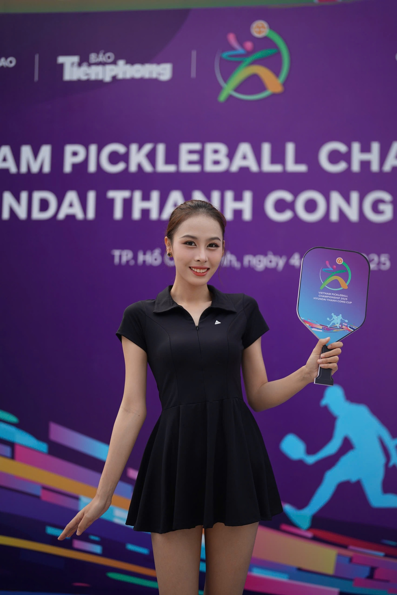 Á hậu Ngọc Hằng (trái) và Hoa hậu Đỗ Thị Hà cùng đăng ký tham dự, đặt mục tiêu giành vô địch trong giải đấu pickleball do Báo Tiền Phong và Hyundai Thành Công 2025 phối hợp tổ chức.