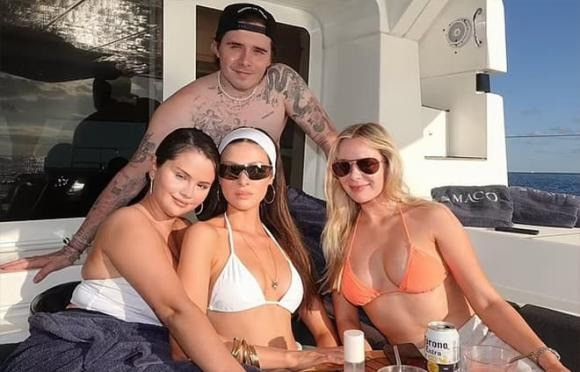 Selena Gomez thân thiết với vợ chồng Brooklyn Beckham. Selena Gomez thân thiết với vợ chồng Brooklyn Beckham.