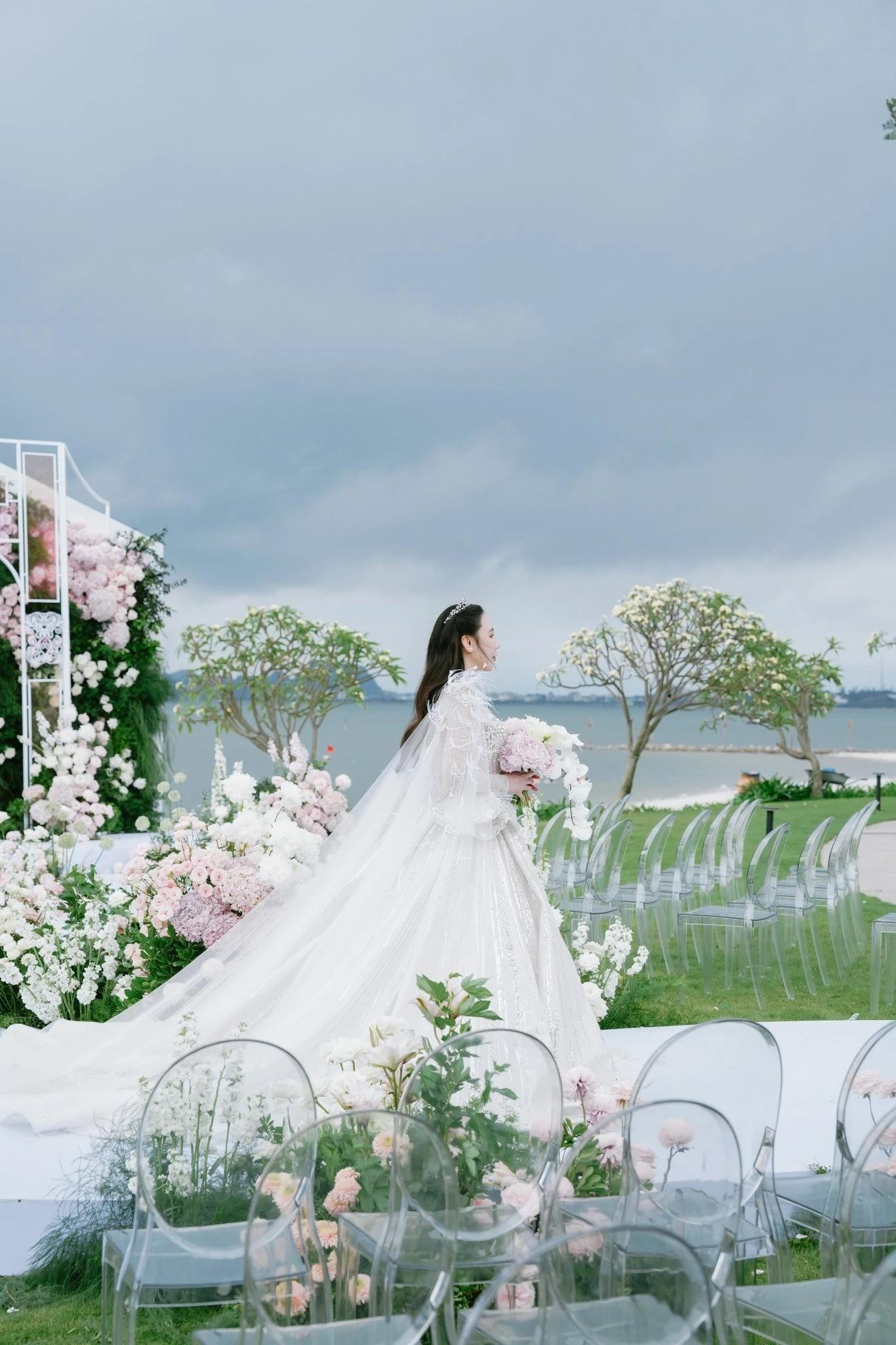 Hồ Quỳnh Hương và doanh nhân Công Thành xúc động trong ngày cưới. Hồ Quỳnh Hương và doanh nhân Công Thành xúc động trong ngày cưới.