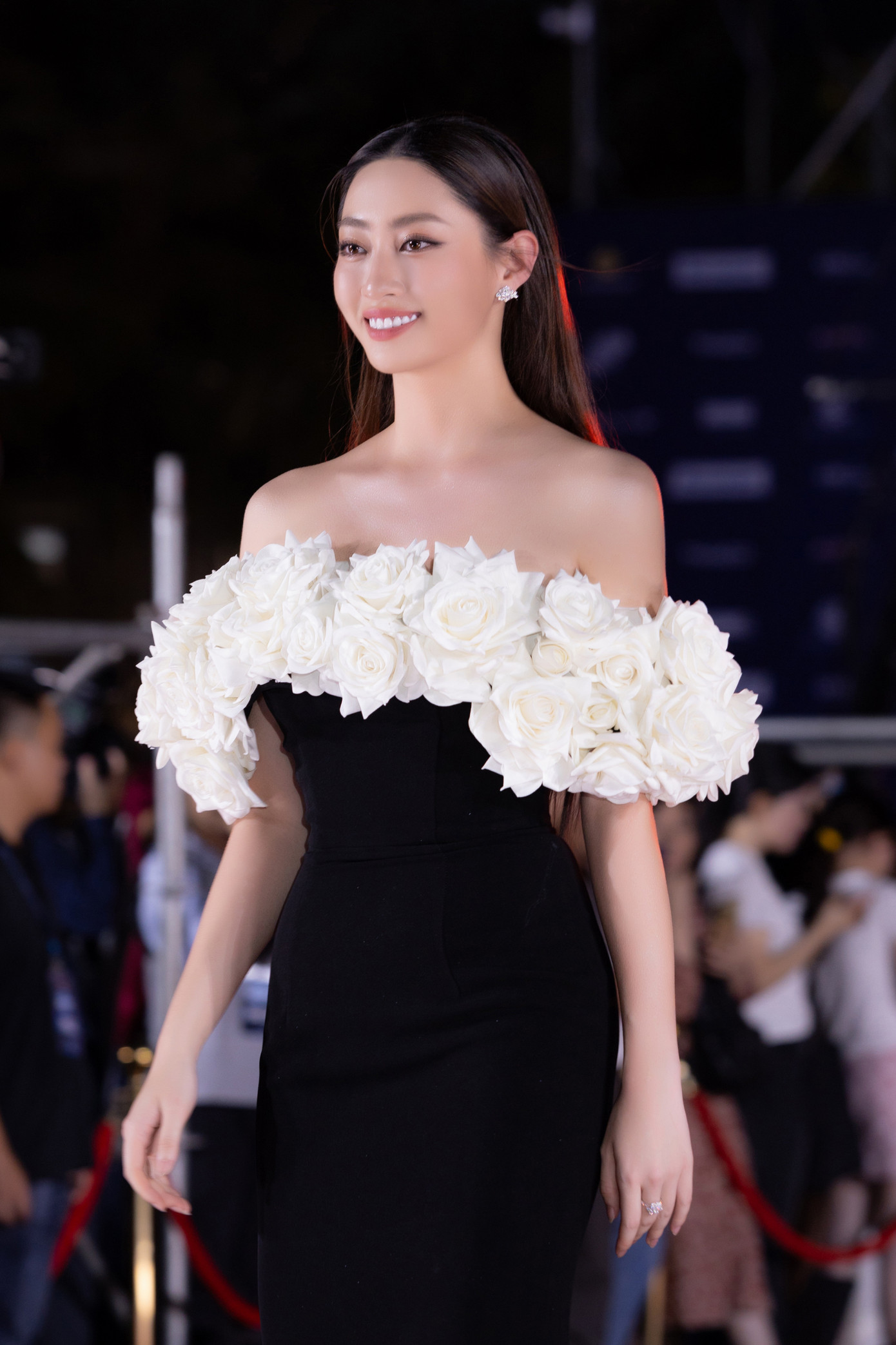 Trong khi đó, Lương Thùy Linh gây ấn tượng với váy dài với điểm nhấn ở phần vây áo. Thiết kế tôn dáng giúp cô khoe chiều cao nổi bật 1,8 m.