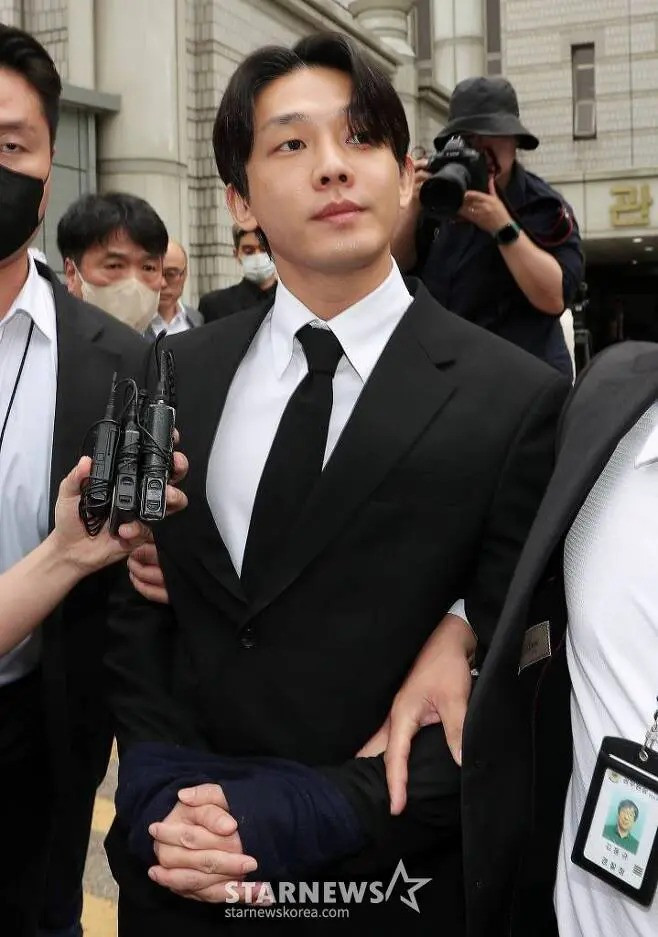 Yoo Ah In bị còng tay điều tra hồi tháng 5.