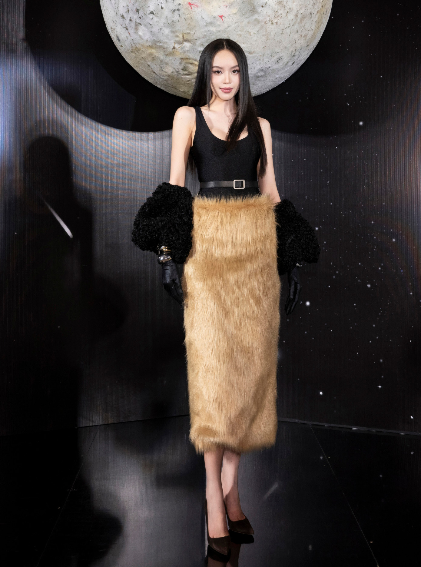 Chương trình Fly to the Moon của NTK Hà Thanh Việt diễn ra tối 22/11. Buổi diễn quy tụ nhiều nghệ sĩ. Hoa hậu Thanh Thủy dự thảm đỏ với thiết kế hai dây và phần chân váy đính kết lông vũ. Điểm nhấn của trang phục là phần găng tay. Chương trình Fly to the Moon của NTK Hà Thanh Việt diễn ra tối 22/11. Buổi diễn quy tụ nhiều nghệ sĩ. Hoa hậu Thanh Thủy dự thảm đỏ với thiết kế hai dây và phần chân váy đính kết lông vũ. Điểm nhấn của trang phục là phần găng tay.