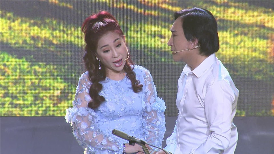 NSƯT Thoại Mỹ và NSƯT Kim Tử Long trên sân khấu.