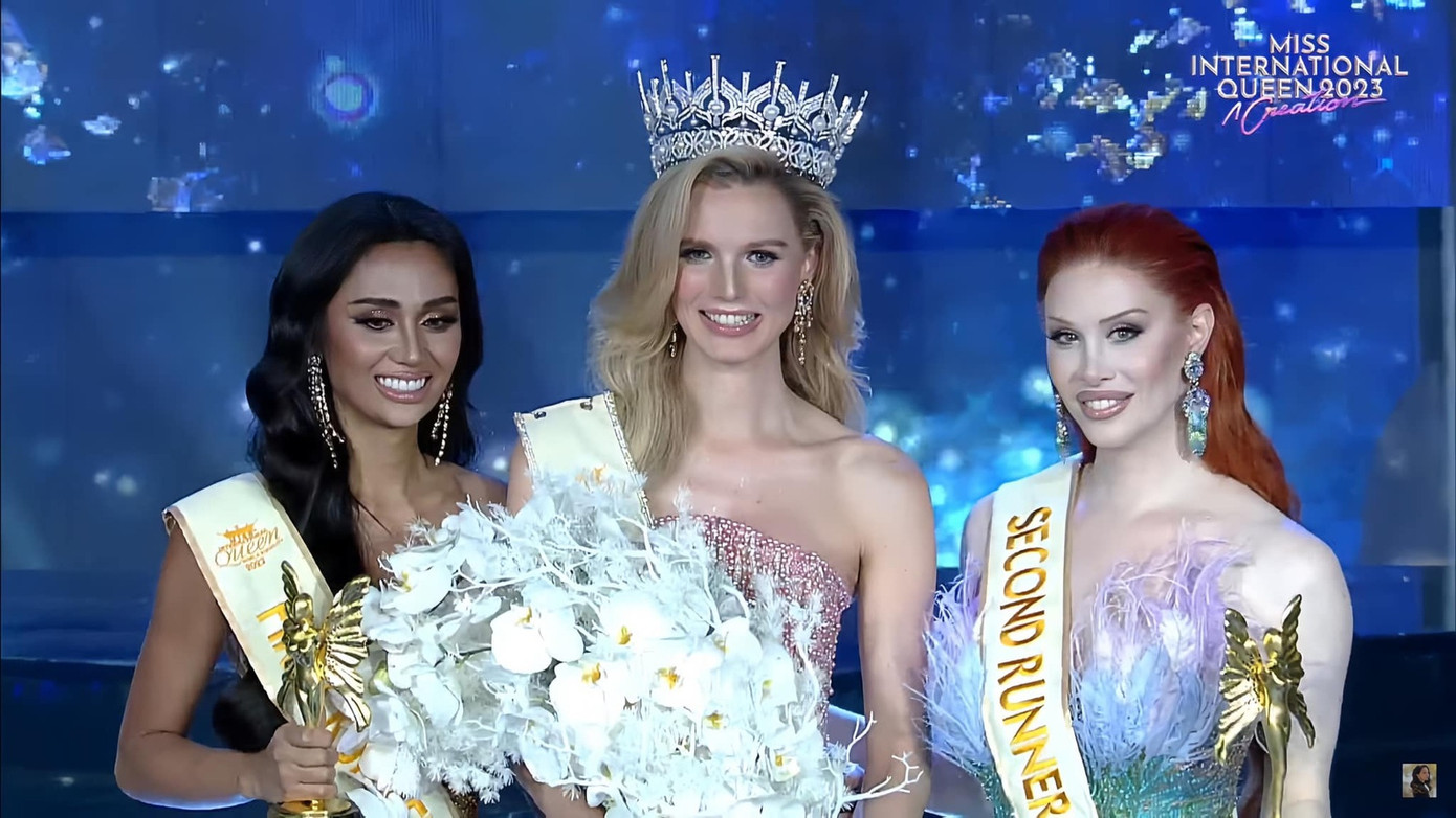 Top 3 Miss International Queen 2023. Từ trái qua: Á hậu 1 Qatrisha Zairyah Kamsir (Singapore), tân Hoa hậu người Hà Lan và Á hậu 2 Melony Munro (Mỹ).