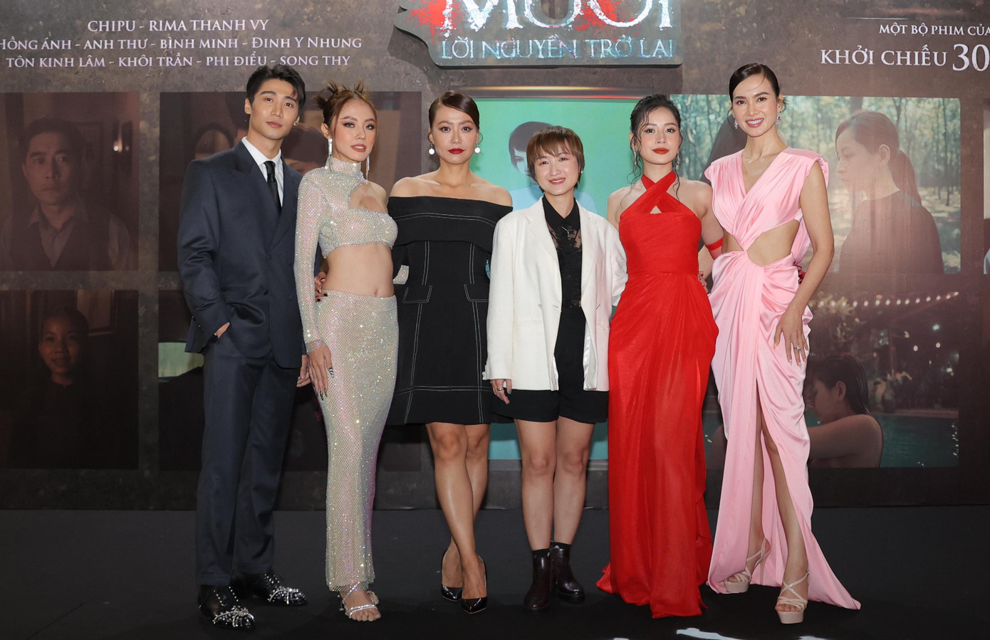 Sự kiện công chiếu bộ phim Mười: Lời nguyền trở lại diễn ra tối 29/9 tại TP.HCM. Nhiều mỹ nhân Việt và những cái tên nổi tiếng của showbiz góp mặt để chúc mừng dàn cast cùng đạo diễn Hằng Trịnh. Tại buổi ra mắt, diễn viên chính xuất hiện trong phim như Chi Pu, Rima Thanh Vy, Hồng Ánh, Anh Thư... đều diện trang phục gợi cảm.