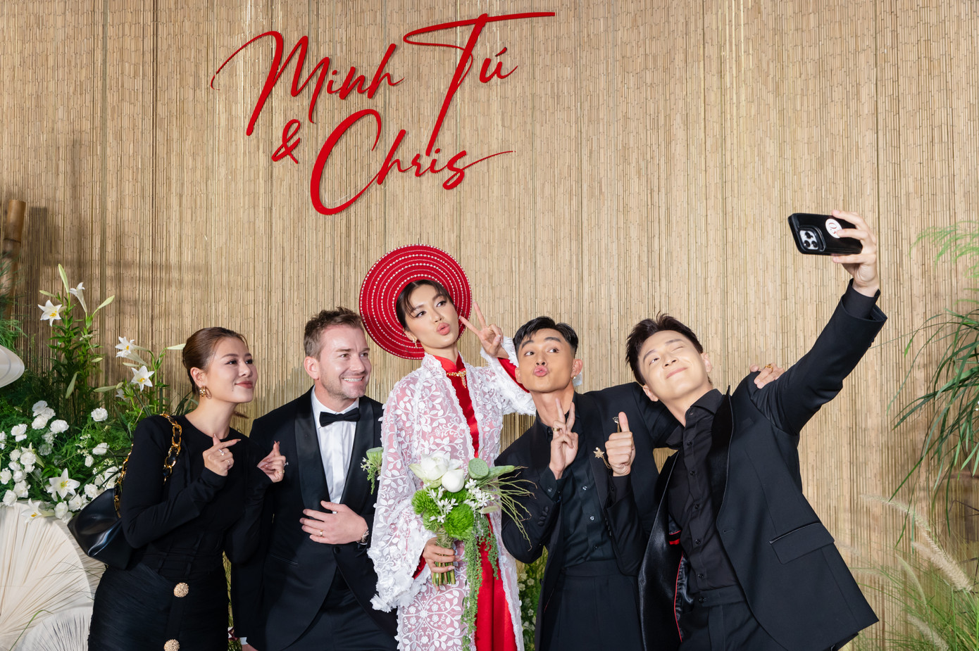 Ngô Kiến Huy tranh thủ selfie ghi lại khoảnh khắc có mặt trong ngày trọng đại của Á quân Asia&apos;s Next Top Model.