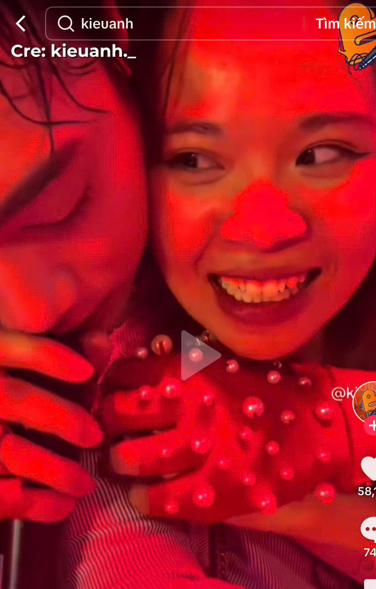 Soobin ôm thân mật fan nữ tại buổi diễn ở bar. Soobin ôm thân mật fan nữ tại buổi diễn ở bar.