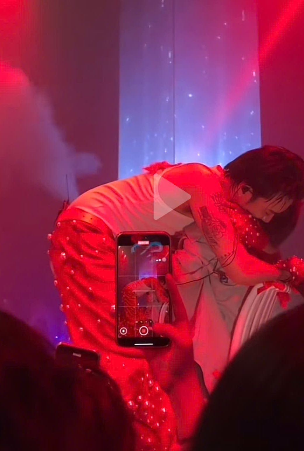 Soobin ôm thân mật fan nữ tại buổi diễn ở bar. Soobin ôm thân mật fan nữ tại buổi diễn ở bar.