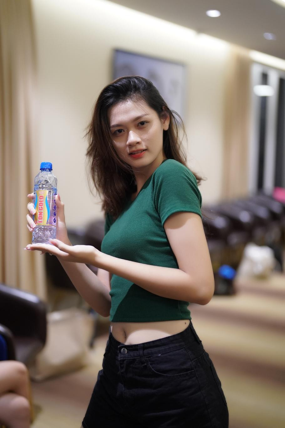 Thí sinh Phương Nhung và Hồng Điễm khoe vòng eo thon khi tập luyện trình diễn quảng bá sản phẩm.