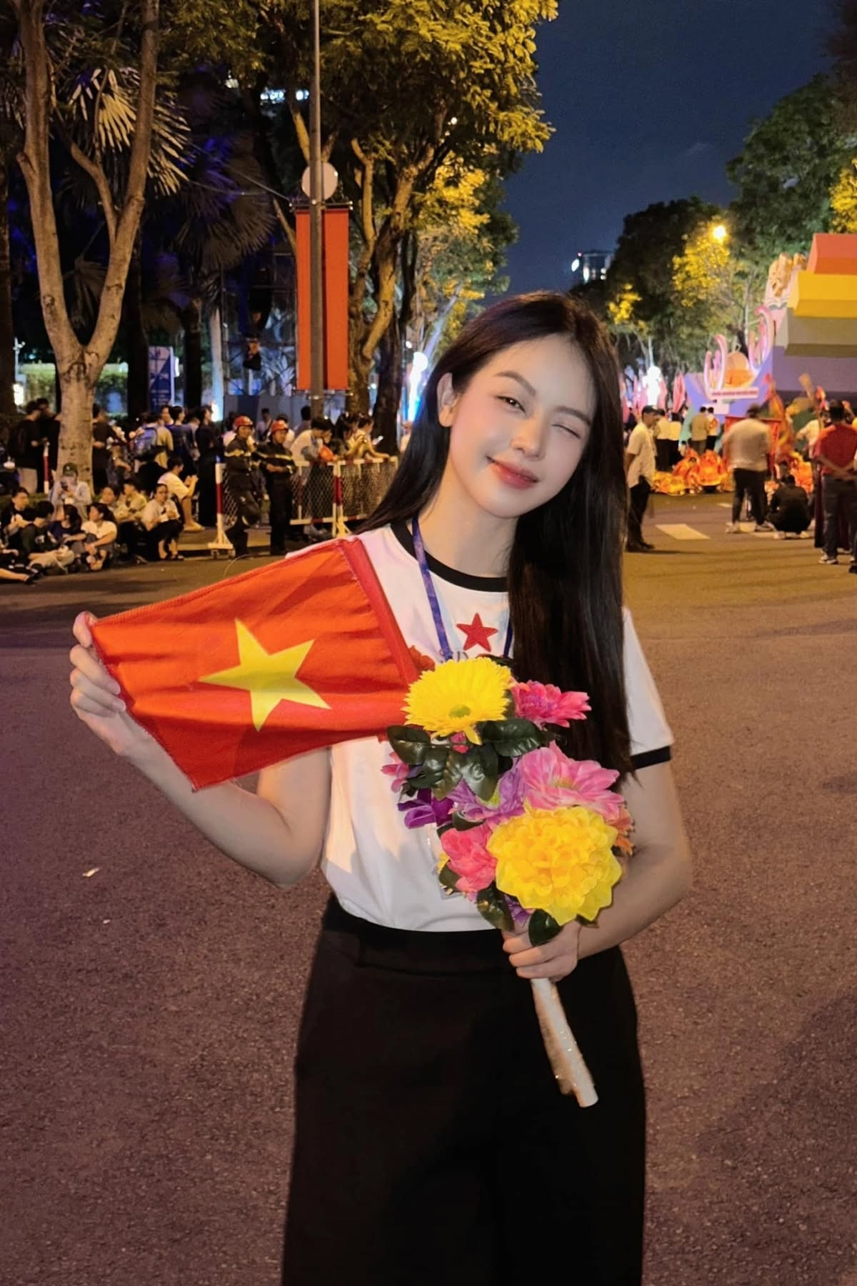 Khoảnh khắc Hoa hậu Thanh Thủy và Hoa hậu Bảo Ngọc tại buổi hợp luyện lần hai thu hút sự chú ý của người dân.