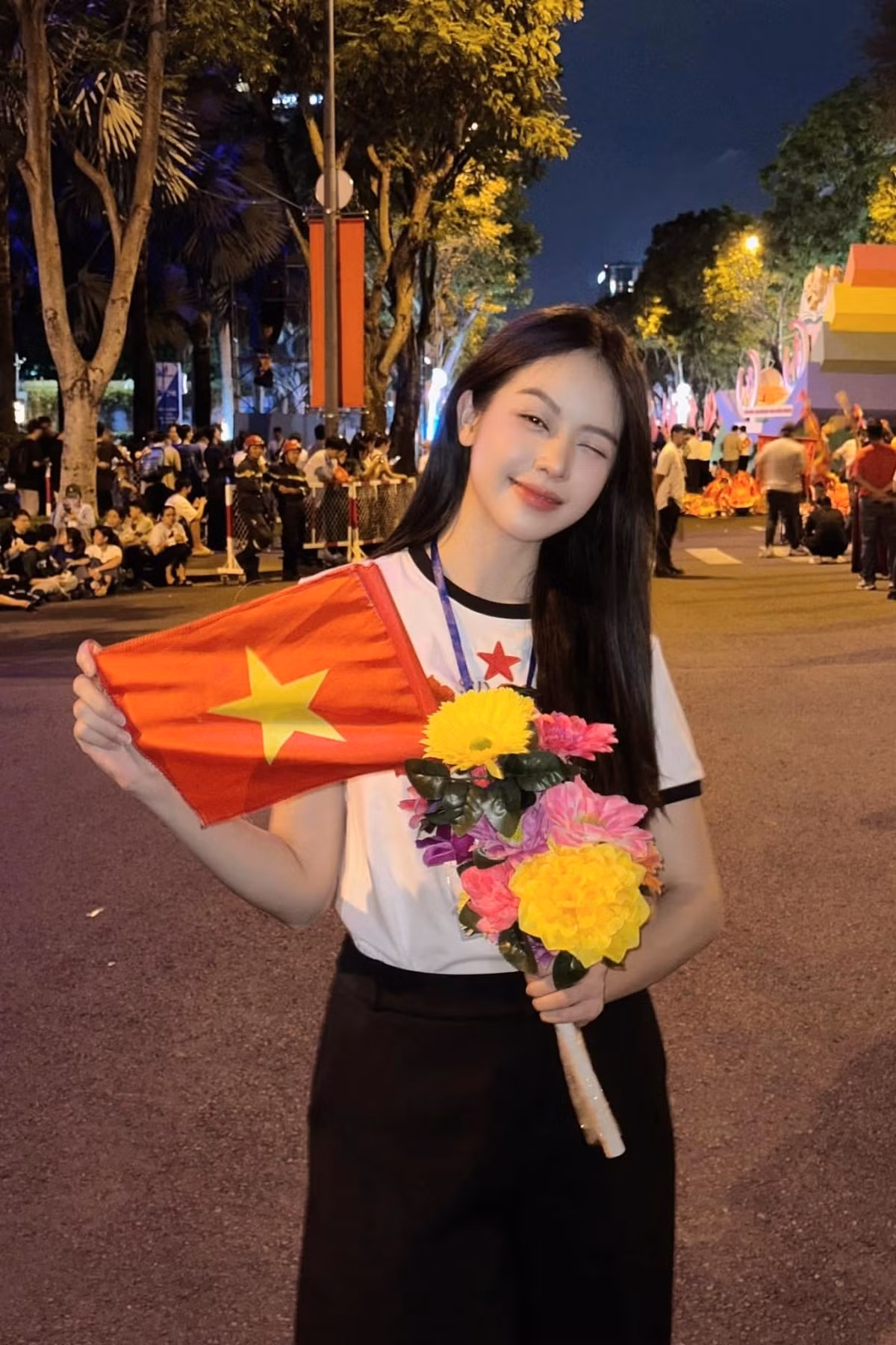Khoảnh khắc Hoa hậu Thanh Thủy và Hoa hậu Bảo Ngọc tại buổi hợp luyện lần hai thu hút sự chú ý của người dân.
