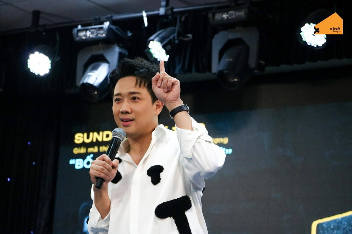 Trấn Thành bị nói chen hàng khiến người khác không mua được vé phim.