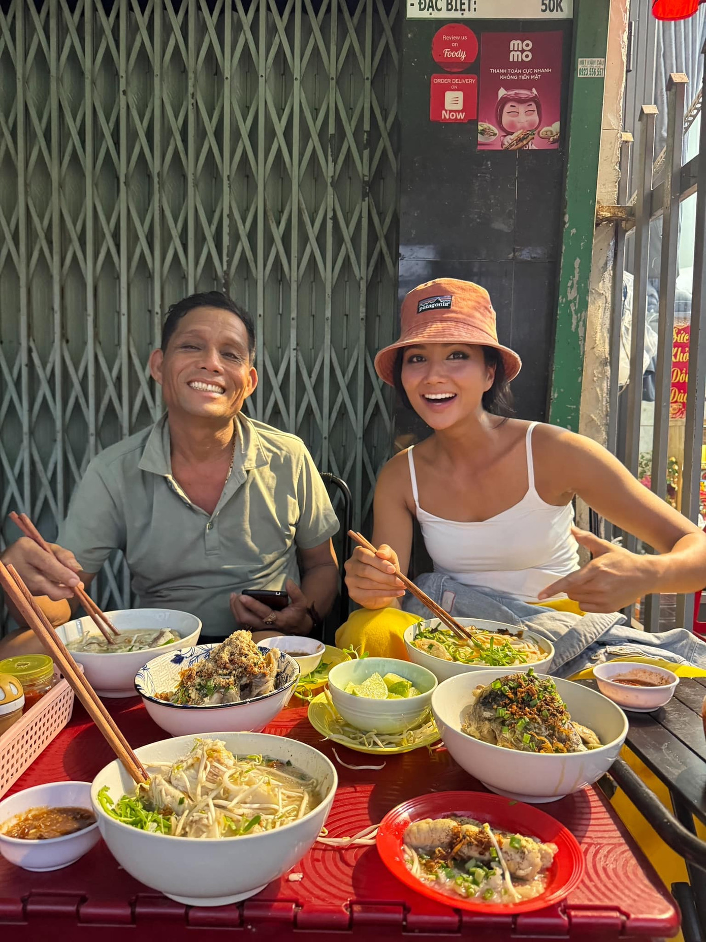 Tối 12/2, Tuấn Khôi đăng trên trang cá nhân bức ảnh ăn tối cùng gia đình của H&apos;Hen Niê. Nhiếp ảnh gia gây chú ý với mô tả ảnh: &quot;Ăn cháo cá cùng bố vợ và vợ&quot;.