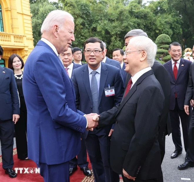 Tổng Bí thư Nguyễn Phú Trọng đón Tổng thống Hoa Kỳ Joe Biden. Ảnh: TTXVN Tổng Bí thư Nguyễn Phú Trọng đón Tổng thống Hoa Kỳ Joe Biden. Ảnh: TTXVN