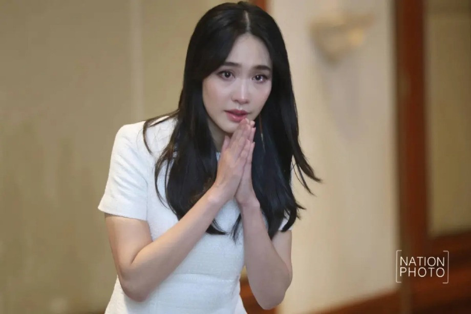 Min Pechaya trùm kín người trong ngày bị giải đến trại giam.