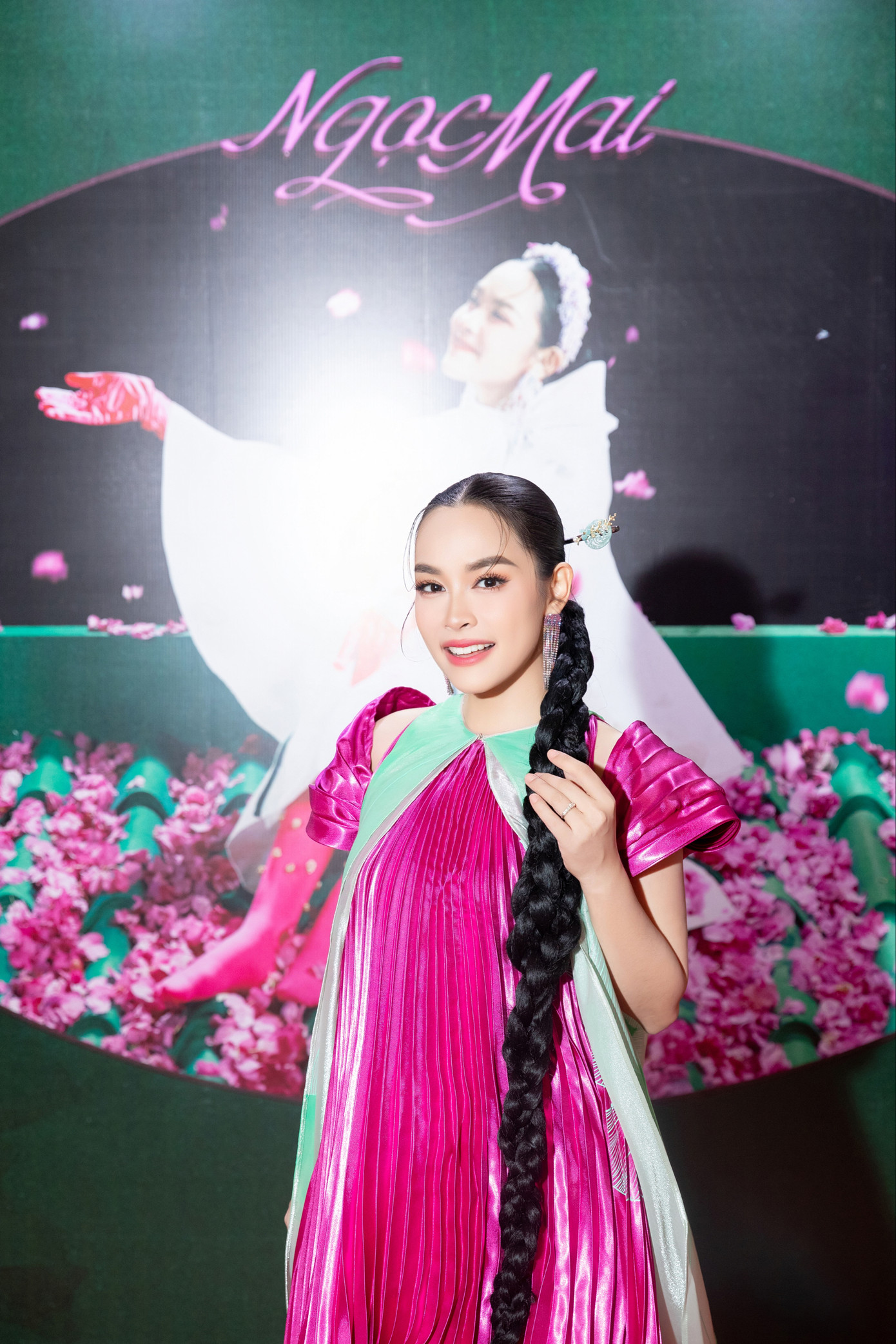 Ngọc Mai ra MV kết hợp chất liệu dân gian và hiện đại, trong khi Vũ mời ba diễn viên người Hong Kong, Trung Quốc (ảnh phải) đóng MV. Ngọc Mai ra MV kết hợp chất liệu dân gian và hiện đại, trong khi Vũ mời ba diễn viên người Hong Kong, Trung Quốc (ảnh phải) đóng MV.