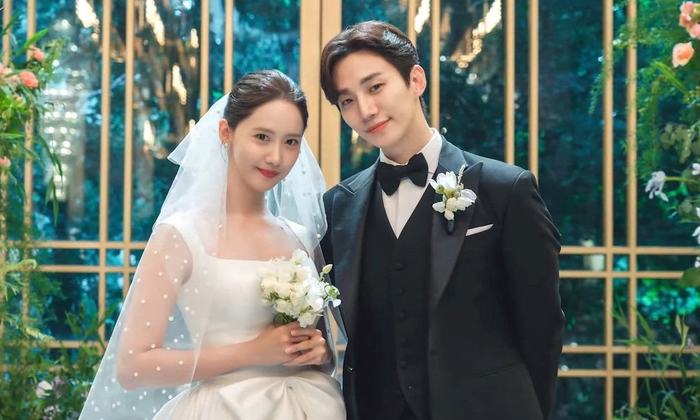 Khách sạn vương giả hút khán giả nhờ hai diễn viên nổi tiếng Yoona (SNSD) và Jun Ho (2PM). Cả hai đều có lượng fan hùng hậu trước khi lấn sân sang diễn xuất. Phim về chuyện tình nhân viên và người thừa kế tập đoàn tuy không mới, nhưng nhờ màn tương tác ổn, xuất hiện đúng lúc khi phim trả thù, nặng tâm lý dày đặc, tác phẩm nhanh chóng được chú ý. Kết thúc vào đầu tháng 8, bộ phim truyền hình nhận gần 12.000 lượt xem mỗi ngày.