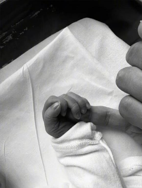 Song Joong Ki chưa công khai ảnh con trai. Song Joong Ki chưa công khai ảnh con trai.