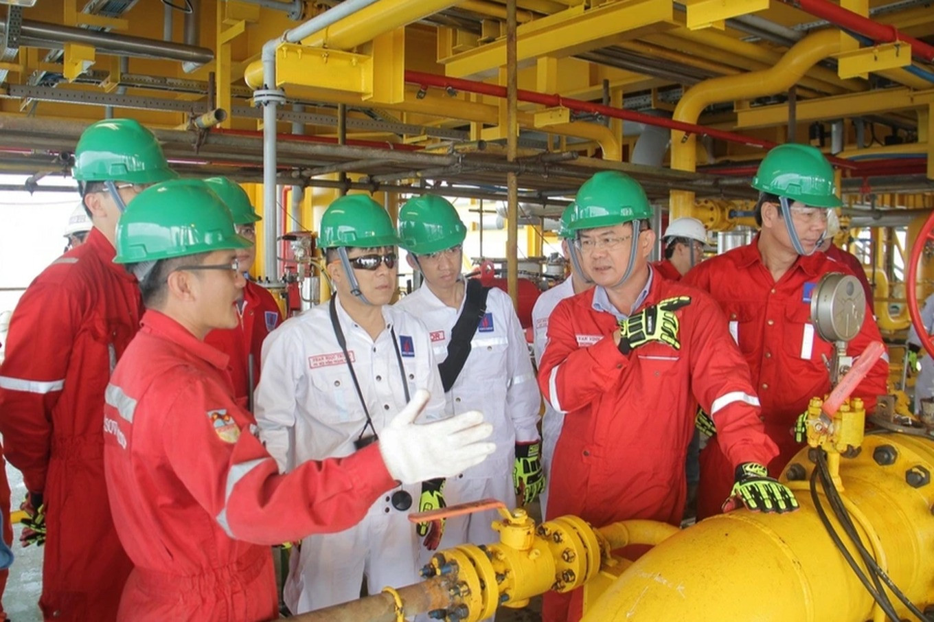 Nhân sự trung cấp, quản lý cấp phòng ngành năng lượng, dầu khí được trả lương rất cao (Ảnh minh họa: Q.Anh). Nhân sự trung cấp, quản lý cấp phòng ngành năng lượng, dầu khí được trả lương rất cao (Ảnh minh họa: Q.Anh).