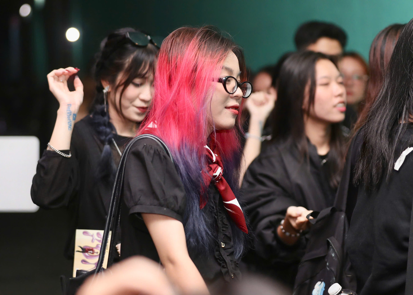 Nhiều bạn trẻ mặc ấn tượng, kiểu tóc nổi bật khi đến xem 6 tiết mục và những màn kết hợp giữa top 7 và dàn giám khảo, huấn luyện viên.