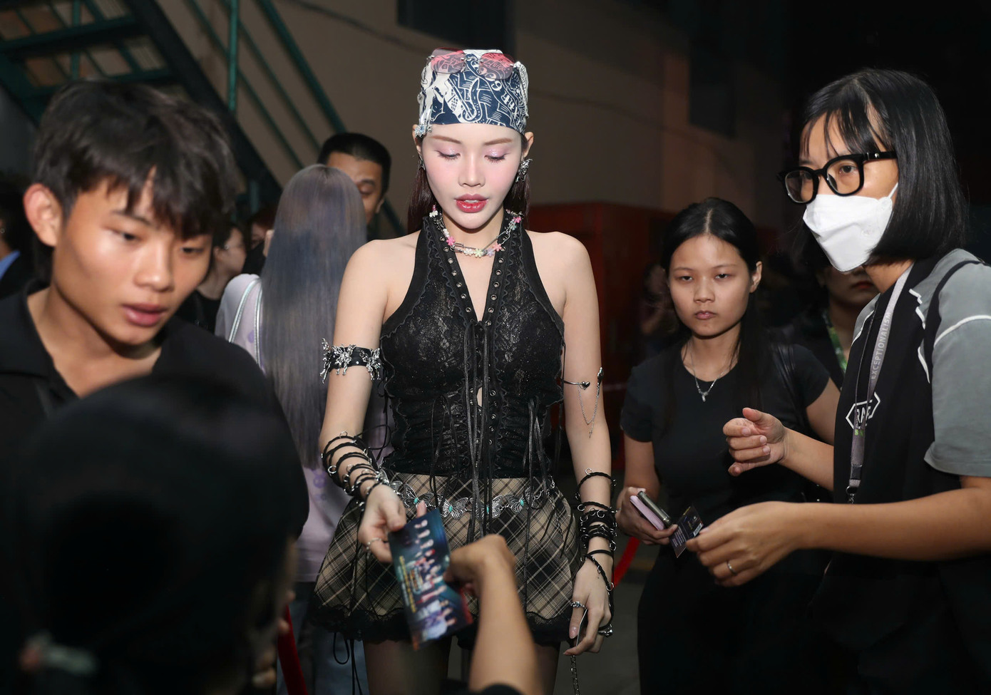 Khán giả được kiểm tra vé, hướng dẫn chỗ ngồi vào sân khấu.