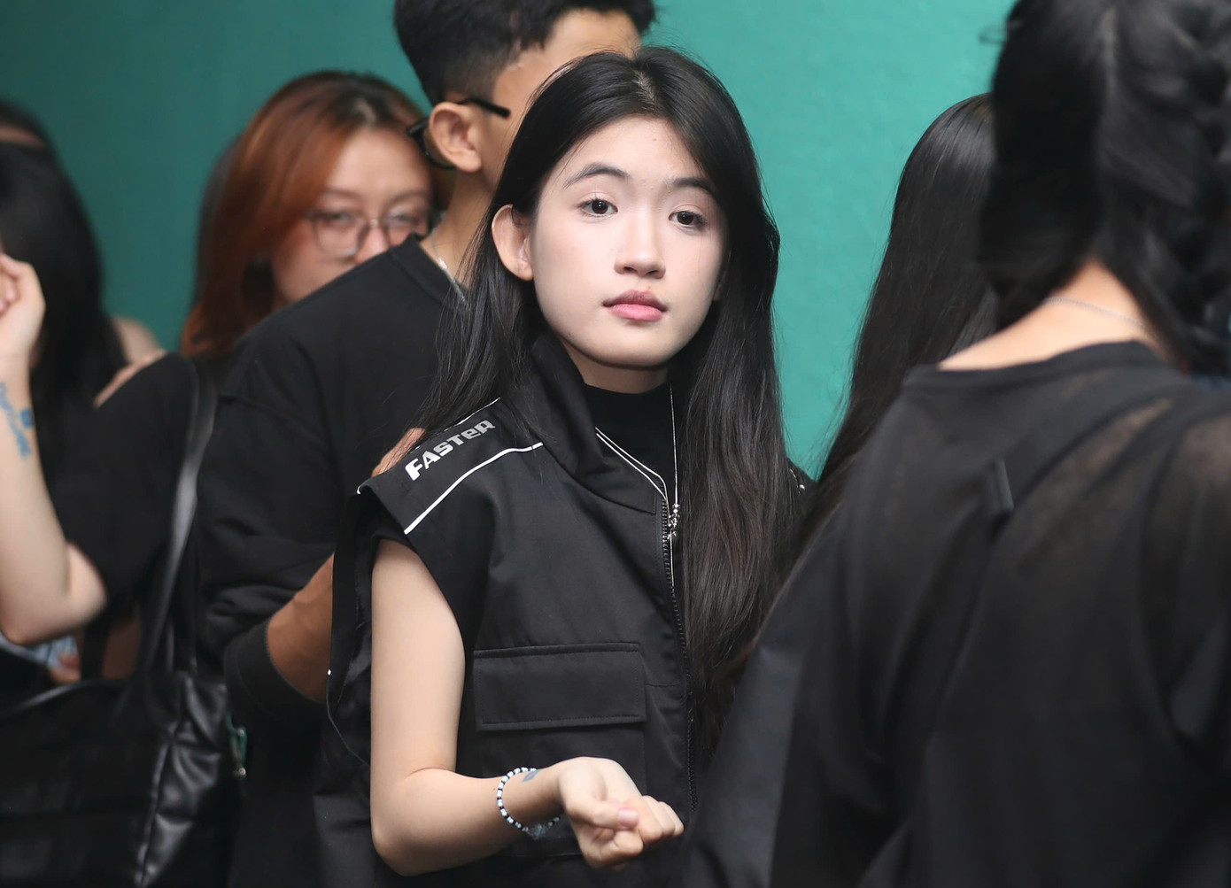 Khán giả mặc đúng dresscode là trang phục đen khi đến xem chung kết.