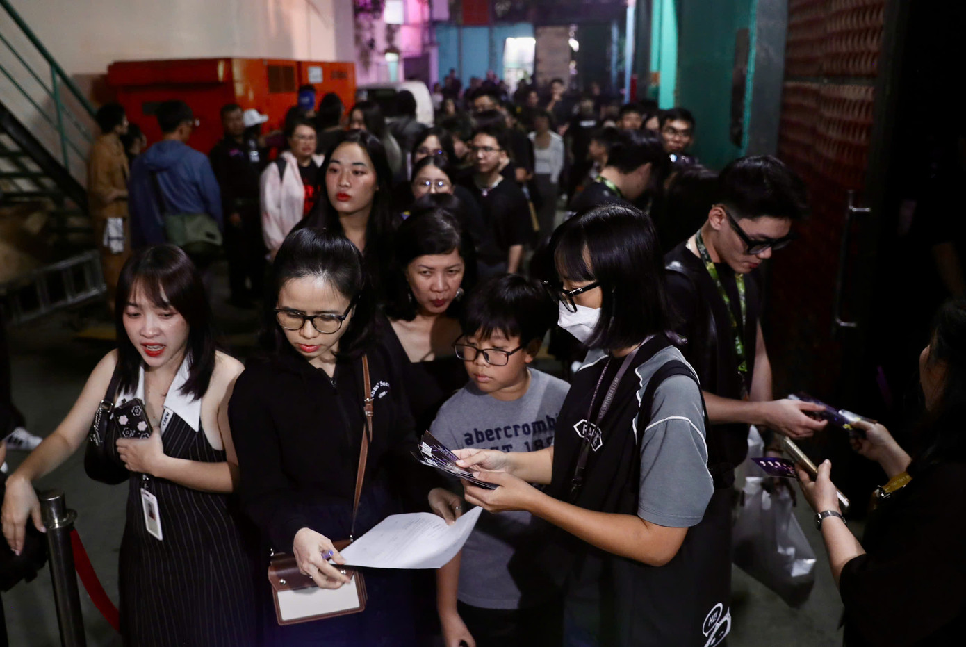 Chung kết Rap Việt diễn ra tối 14/12 tại quận Gò Vấp, TPHCM. Ghi nhận của phóng viên Tiền Phong, lượng khán giả đổ về phim trường đông đúc để thưởng thức, ủng hộ Top 7 và đêm trao giải.