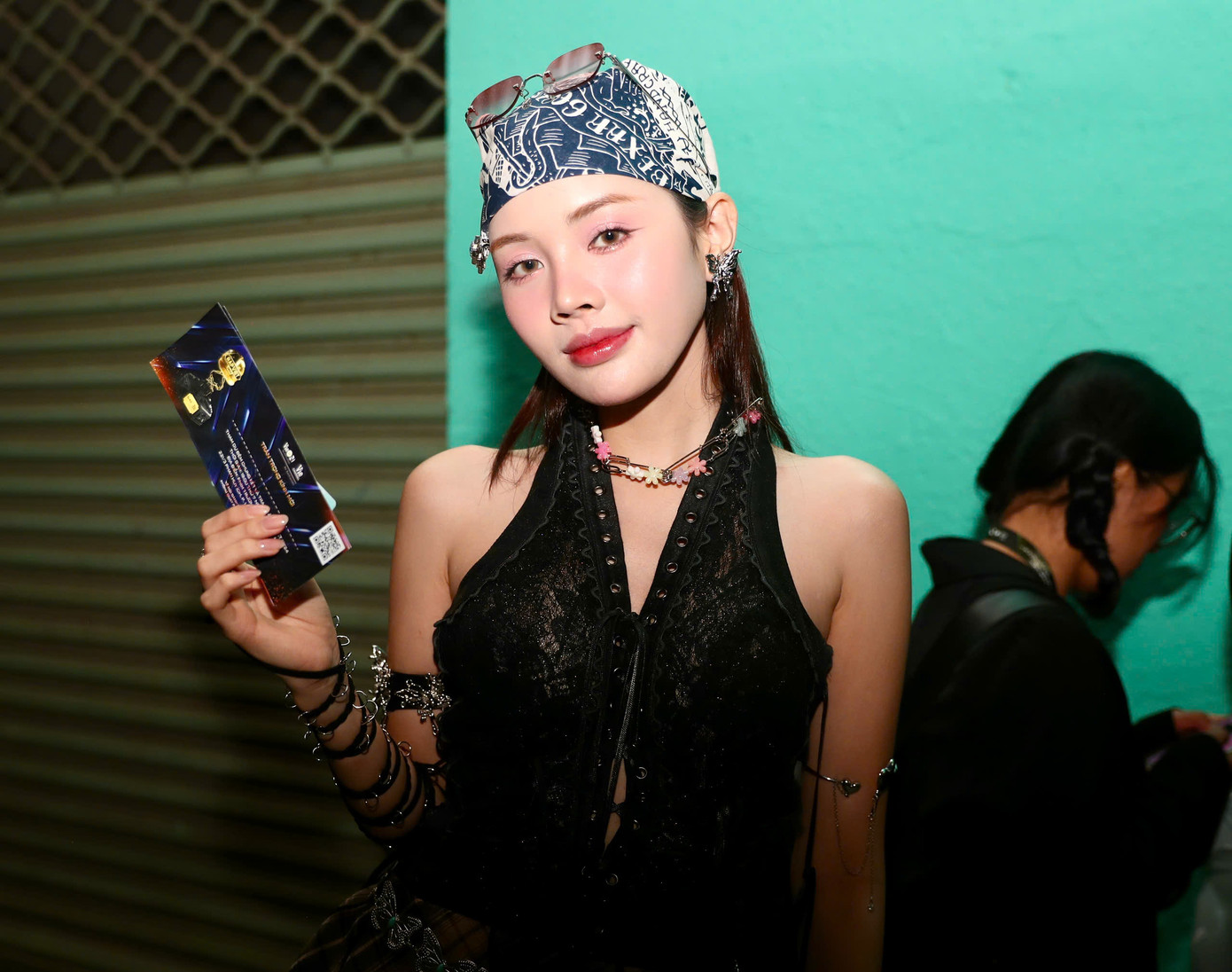 Một khán giả mặc phong cách hip hop khi đến ủng hộ 7 thí sinh và các huấn luyện viên. Đội hình sau cùng tại chung kết Rap Việt gồm Coolkid, DANMY, MANBO, GILL, 7dnight, Saabirose và Hustlang Robber.