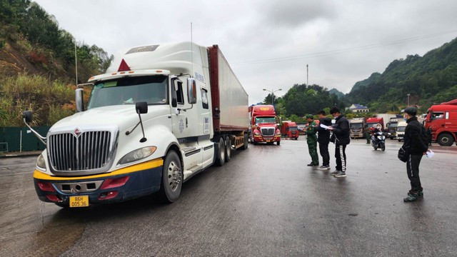 Xuất khẩu tiểu ngạch sang Trung Quốc vẫn còn đang rất nhộn nhịp, chủ yếu là các mặt hàng nông thủy sản. Ảnh: Minh Chiến.