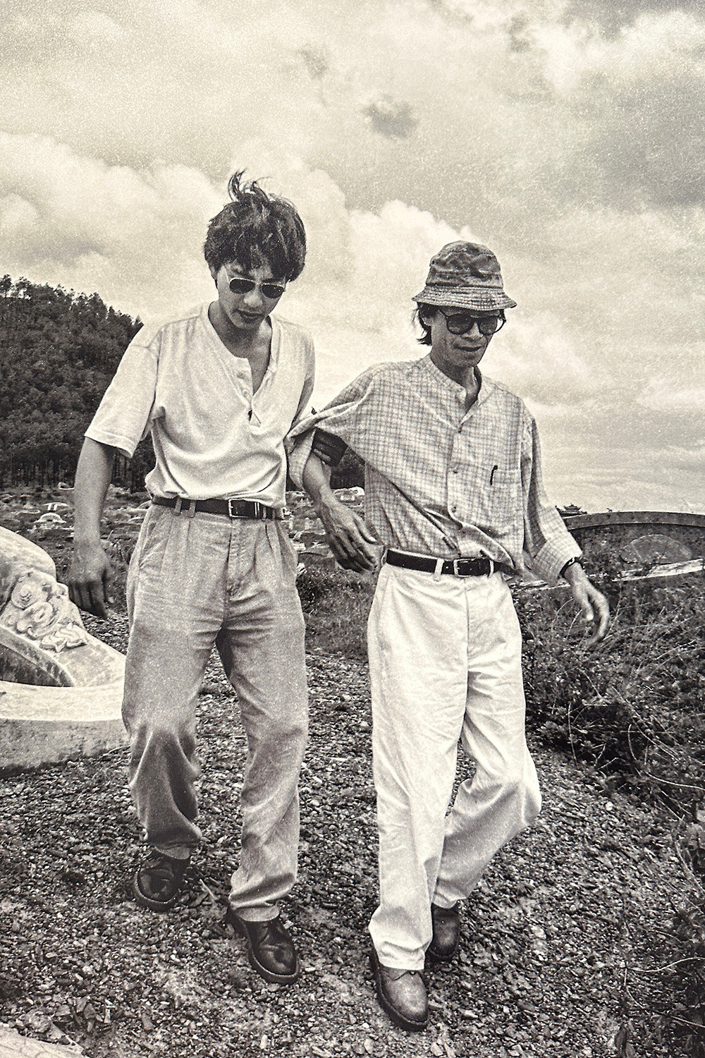 Ảnh nhiếp ảnh gia Dương Minh Long chụp cùng Trịnh Công Sơn tại Huế năm 1995. Tác giả theo Trịnh Công Sơn ghi lại những khoảnh khắc đẹp suốt 11 năm, số lượng ảnh lên đến 10.000 tấm. Nhất là trong thời gian sống chung nhà nhạc sĩ, Dương Minh Long có những tư liệu quý hiếm về nhạc sĩ, thường được giới thiệu trong triển lãm cá nhân trong và ngoài nước. Ảnh: Dương Minh Long.