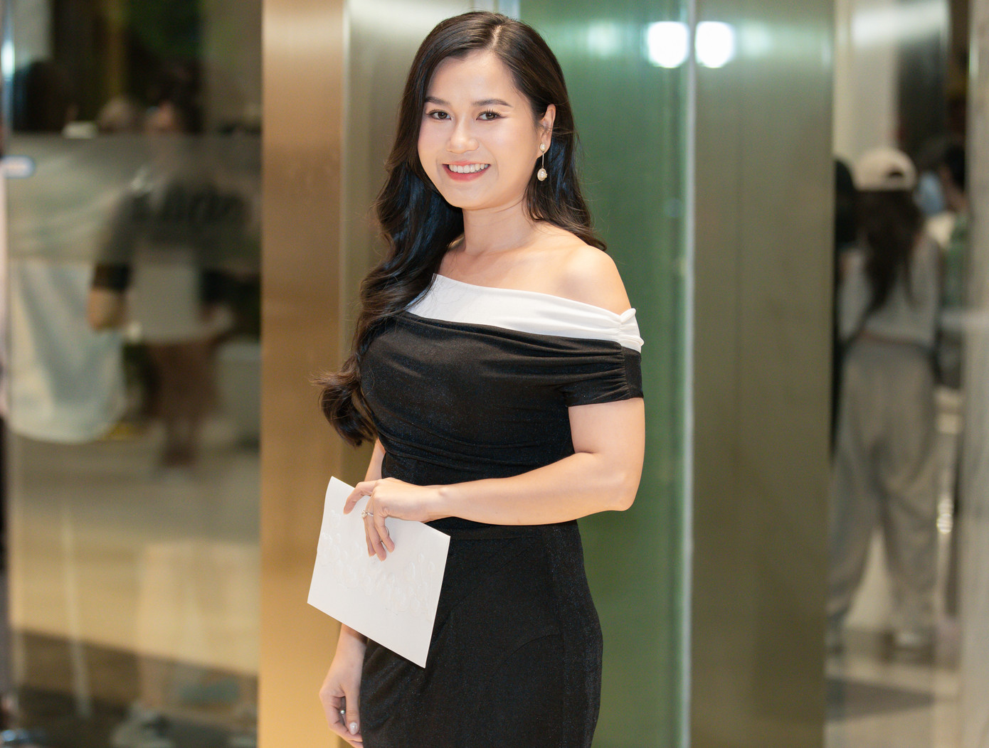 Lâm Vỹ Dạ mặc thanh lịch đến ăn cưới Midu. Cô trang điểm nhẹ, chọn thiết kế vai trễ làm điểm nhấn. Lâm Vỹ Dạ mặc thanh lịch đến ăn cưới Midu. Cô trang điểm nhẹ, chọn thiết kế vai trễ làm điểm nhấn.