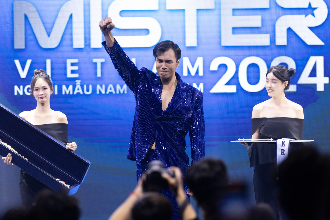 Diễn viên cao 1,92 m khóc khi được gọi tên cho vị trí quán quân Mister Vietnam 2024. Diễn viên cao 1,92 m khóc khi được gọi tên cho vị trí quán quân Mister Vietnam 2024.