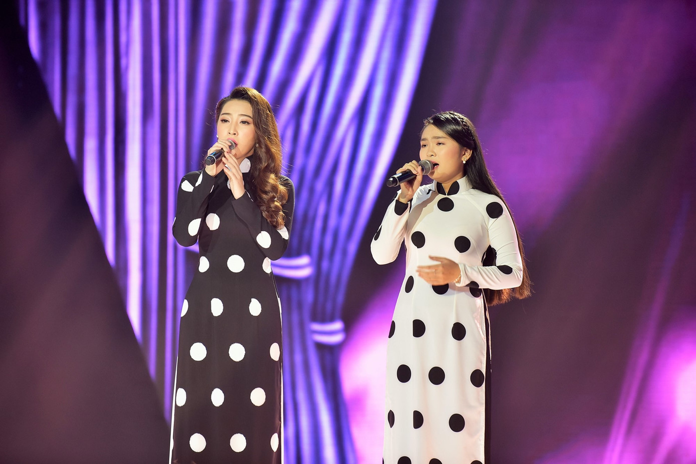 Thiện Nhân (phải) trên sân khấu chuyên nghiệp. Thiện Nhân (phải) trên sân khấu chuyên nghiệp.