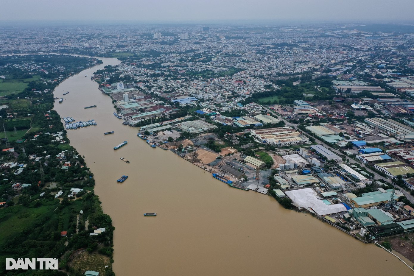 KCN Biên Hòa nằm cạnh sông Đồng Nai là điều kiện thuận lợi cho việc lưu thông, vận chuyển hàng hóa bằng đường thủy. Việc nằm cạnh sông Đồng Nai giúp cho KCN Biên Hòa 1 có nhiều thuận lợi để phát triển đô thị, tạo điểm nhấn về cảnh quan và không gian kiến trúc cho đô thị Biên Hòa sau khi chuyển đổi công năng thành khu đô thị - dịch vụ - thương mại.