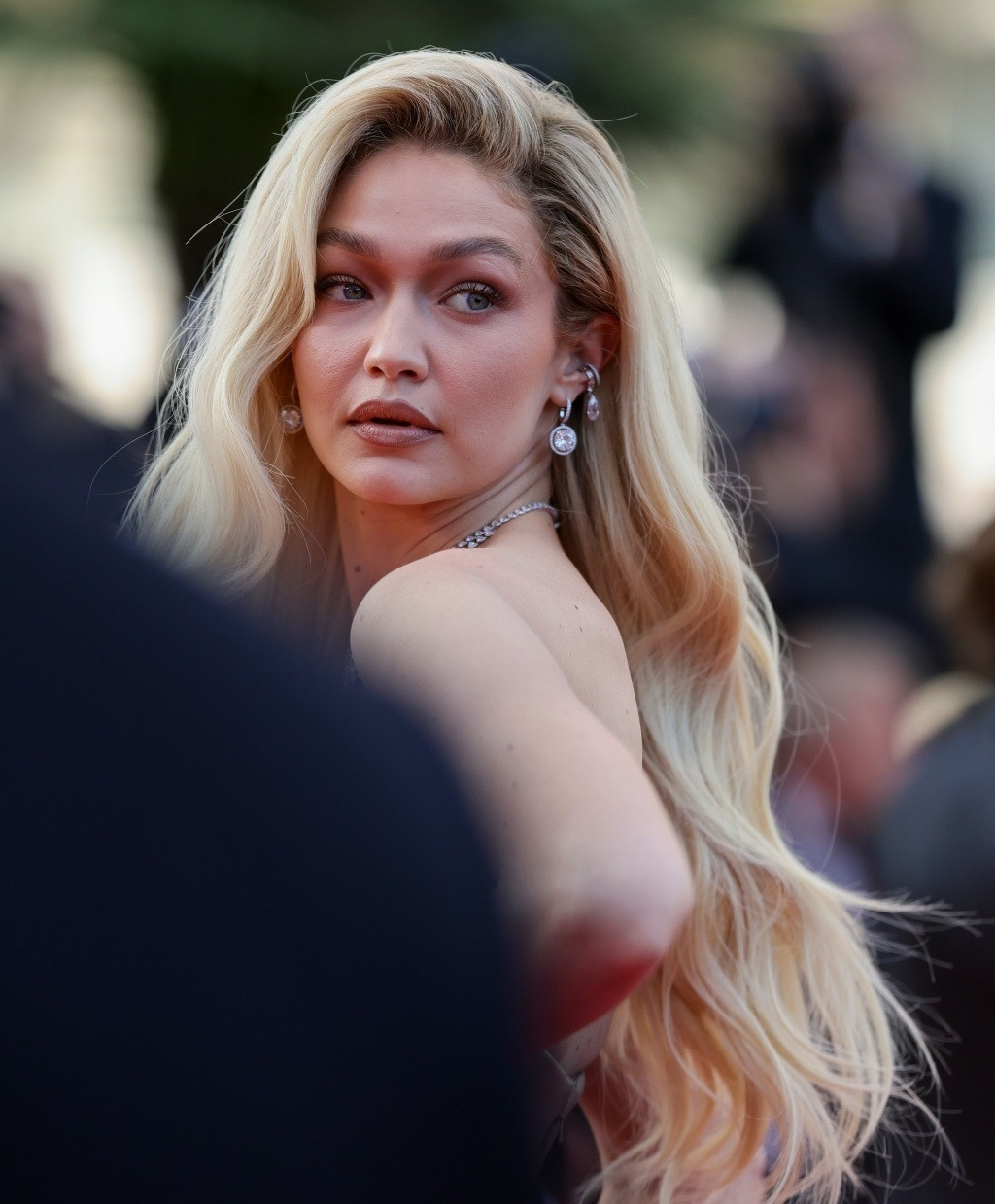 Khoảnh khắc nàng thơ của người mẫu Gigi Hadid tại Liên hoan phim Cannes.