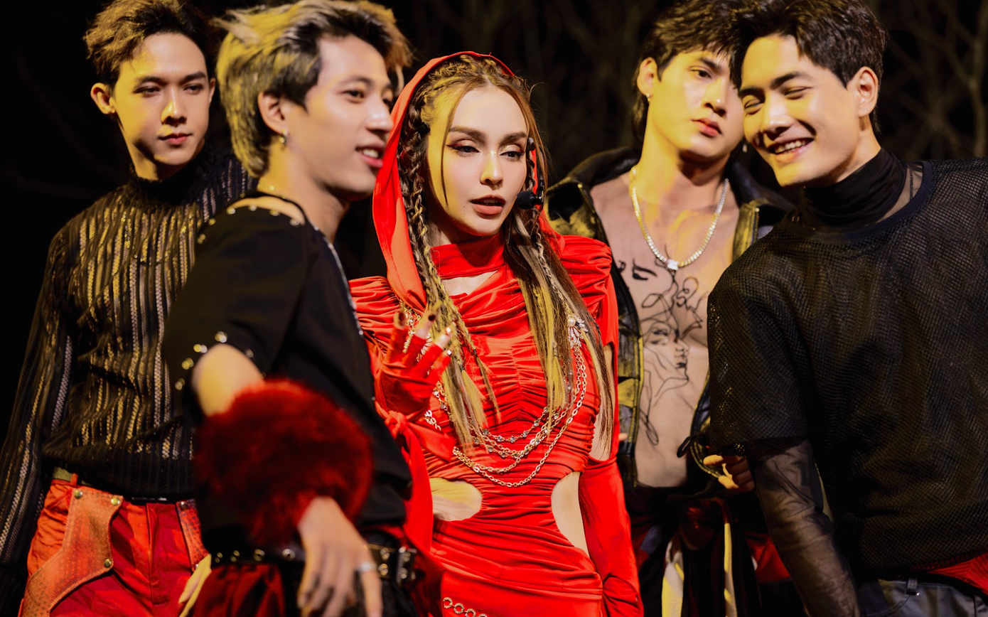 MLee trở lại cùng các chị đẹp với phần vũ đạo bắt mắt. Khi được hỏi động lực vượt qua khó khăn trong năm, nữ ca sĩ nói cô nhìn vào tình cảm của đồng nghiệp, khán giả để tiếp tục hoạt động nghệ thuật. MLee trở lại cùng các chị đẹp với phần vũ đạo bắt mắt. Khi được hỏi động lực vượt qua khó khăn trong năm, nữ ca sĩ nói cô nhìn vào tình cảm của đồng nghiệp, khán giả để tiếp tục hoạt động nghệ thuật.