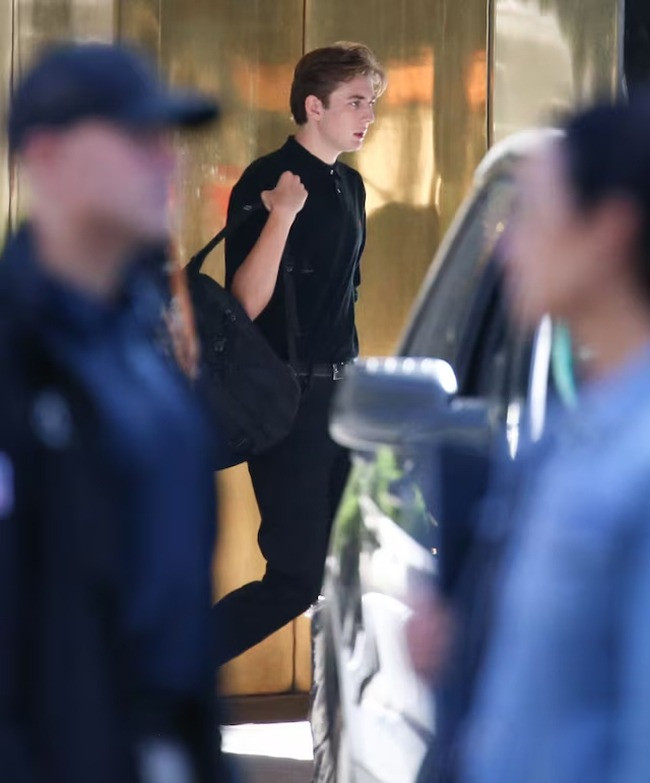 Mật vụ theo sát Barron Trump tại Đại học New York, Mỹ. Mật vụ theo sát Barron Trump tại Đại học New York, Mỹ.