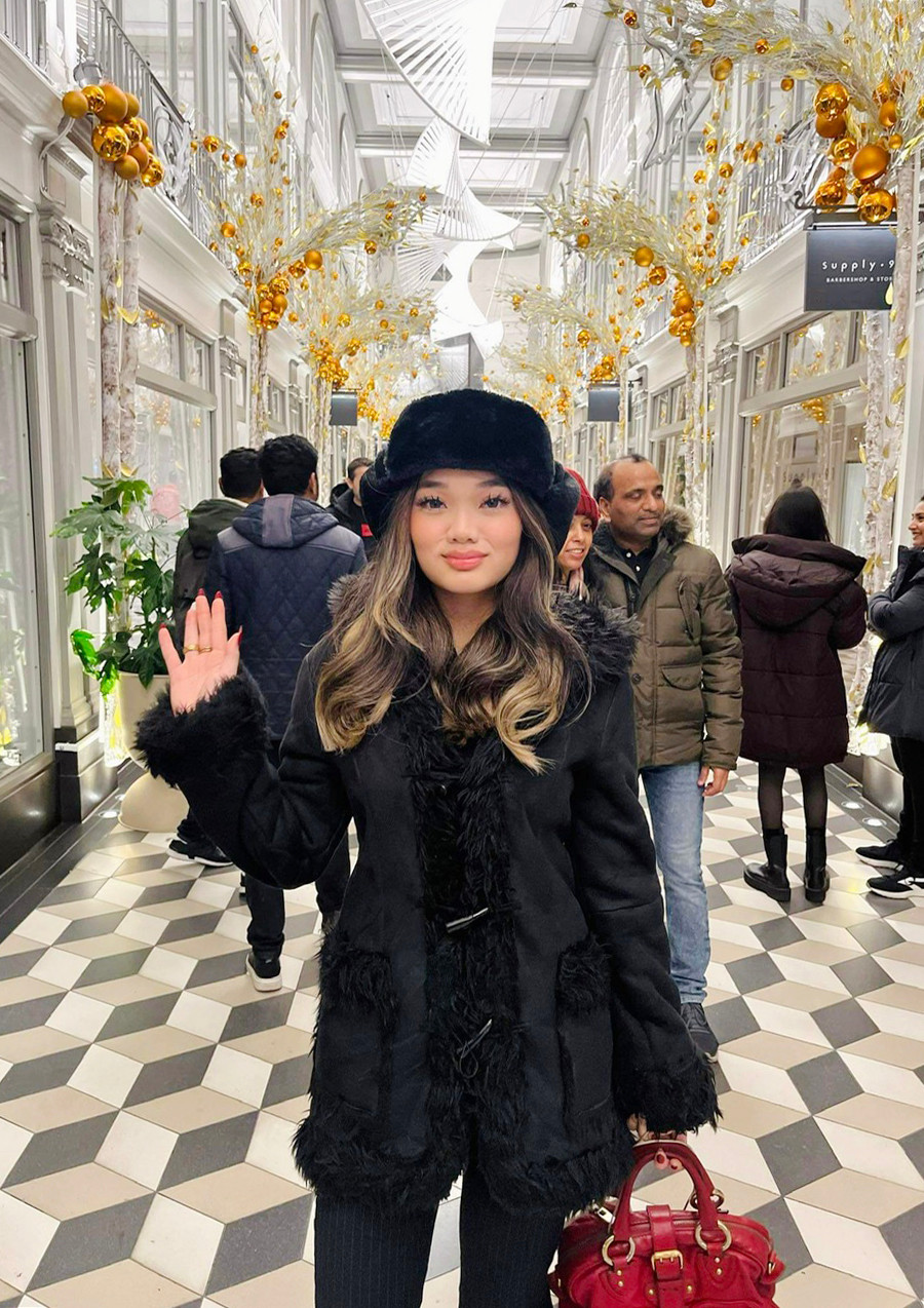 Ở tuổi 18, Jennifer Ngô chú ý vào phong cách ăn mặc. Trong ảnh, Jennifer diện trang phục allblack ấn tượng trong một lần du lịch nước ngoài. Ở tuổi 18, Jennifer Ngô chú ý vào phong cách ăn mặc. Trong ảnh, Jennifer diện trang phục allblack ấn tượng trong một lần du lịch nước ngoài.