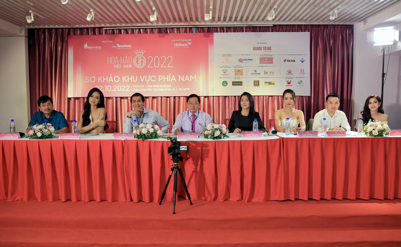 Dàn ban giám khảo làm việc xuyên trưa để tìm ra những cái tên xuất sắc bước tiếp vào vòng chung khảo toàn quốc. Nhà báo Lê Xuân Sơn khẳng định ban tổ chức, giám khảo Hoa hậu Việt Nam luôn bám sát tiêu chí, làm việc nghiêm túc và khách quan. “Hoa hậu Việt Nam là cuộc thi mà không ai có thể can thiệp, tác động kết quả cuối cùng ngoài việc phải căn cứ vào yếu tố chuyên môn, phẩm chất của thí sinh. Ban giám khảo gồm 7 người, đều là nhân vật có uy tín, đến từ nhiều lĩnh vực khác nhau. Chúng tôi cam kết về tính khách quan, minh bạch của cuộc thi”, Tổng biên tập báo Tiền Phong cho biết.