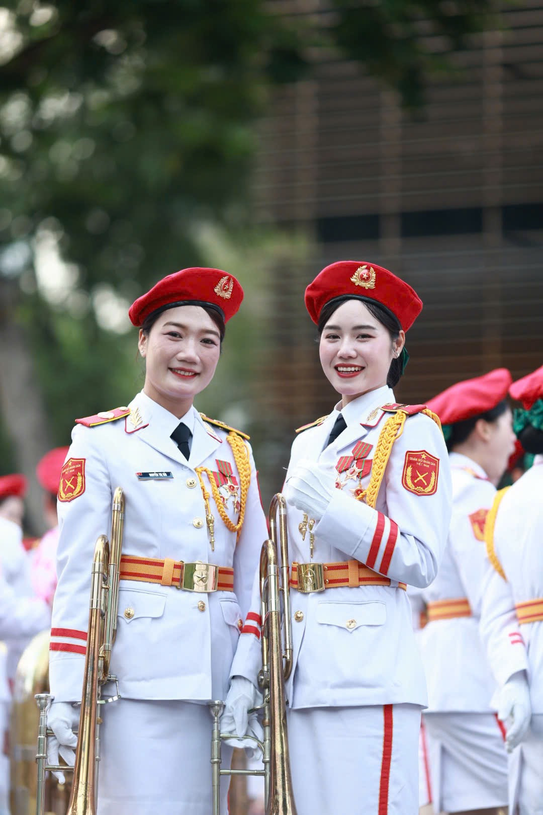 Khối nữ Quân nhạc có nhiệm vụ mở màn diễu binh với âm thanh hùng tráng, ngân vang. Hai nữ chiến sĩ giữ nụ cười tươi trước ống kính trước khi bước vào chương trình chính của đại lễ kỷ niệm 50 năm Ngày Giải phóng miền Nam, thống nhất đất nước (30/4/1975-30/4/2025).
