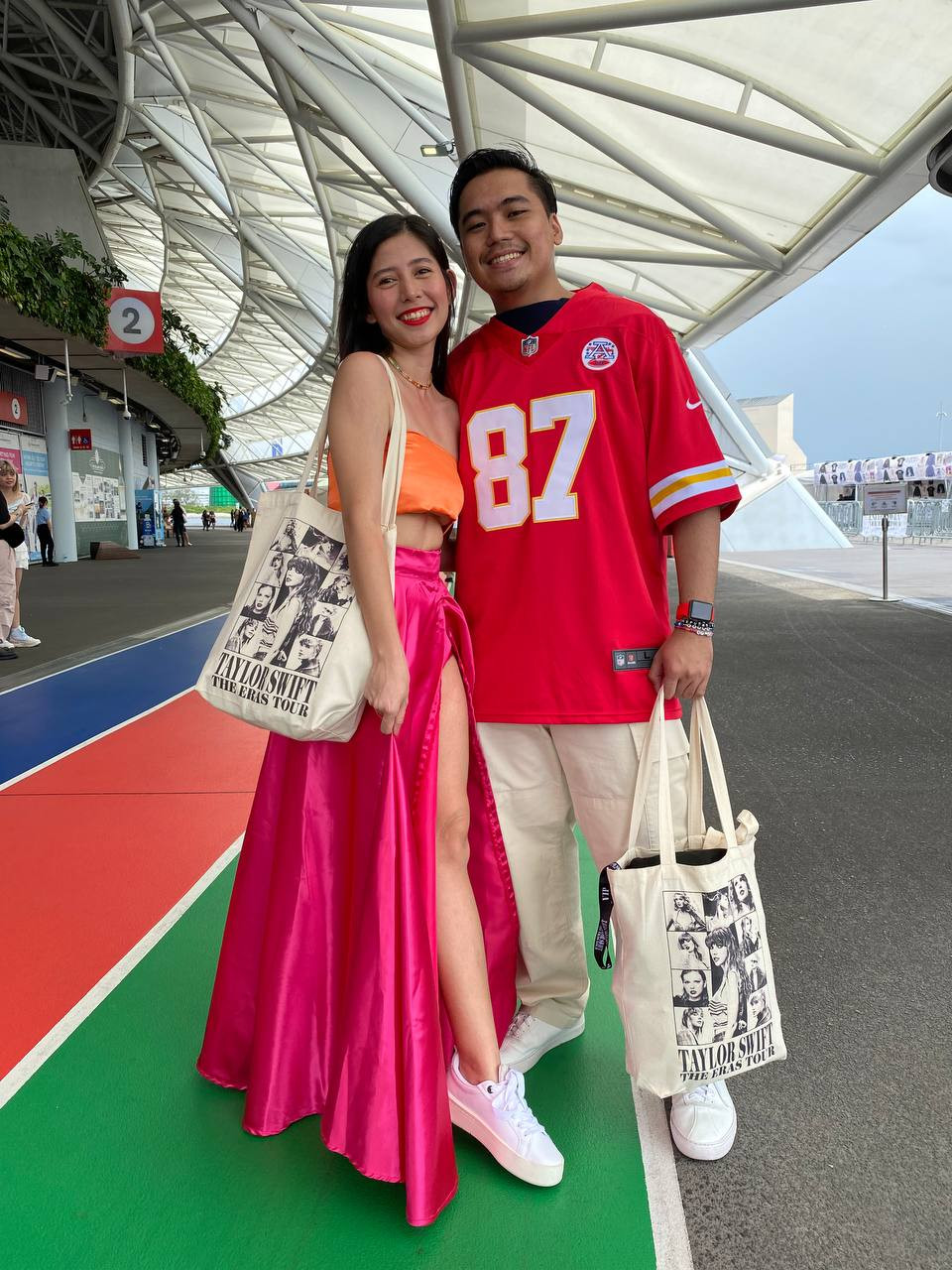 Andrea Smile Carvajal (trái) và Gabriel Eric Villanueva chi tổng cộng 1.300 USD (chỉ riêng tiền vé) để xem thần tượng biểu diễn. Andrea mặc giống Taylor tại lễ trao giải Grammy 2016, trong khi chồng cô mặc giống cầu thủ bóng bầu dục Travis Kelce (bạn trai hiện tại của nữ ca sĩ). "Tôi mê phong cách này của Taylor. Tôi chờ cơ hội mặc nó để xem thần tượng lâu lắm rồi", Andrea nói với ST. Andrea Smile Carvajal (trái) và Gabriel Eric Villanueva chi tổng cộng 1.300 USD (chỉ riêng tiền vé) để xem thần tượng biểu diễn. Andrea mặc giống Taylor tại lễ trao giải Grammy 2016, trong khi chồng cô mặc giống cầu thủ bóng bầu dục Travis Kelce (bạn trai hiện tại của nữ ca sĩ). "Tôi mê phong cách này của Taylor. Tôi chờ cơ hội mặc nó để xem thần tượng lâu lắm rồi", Andrea nói với ST.