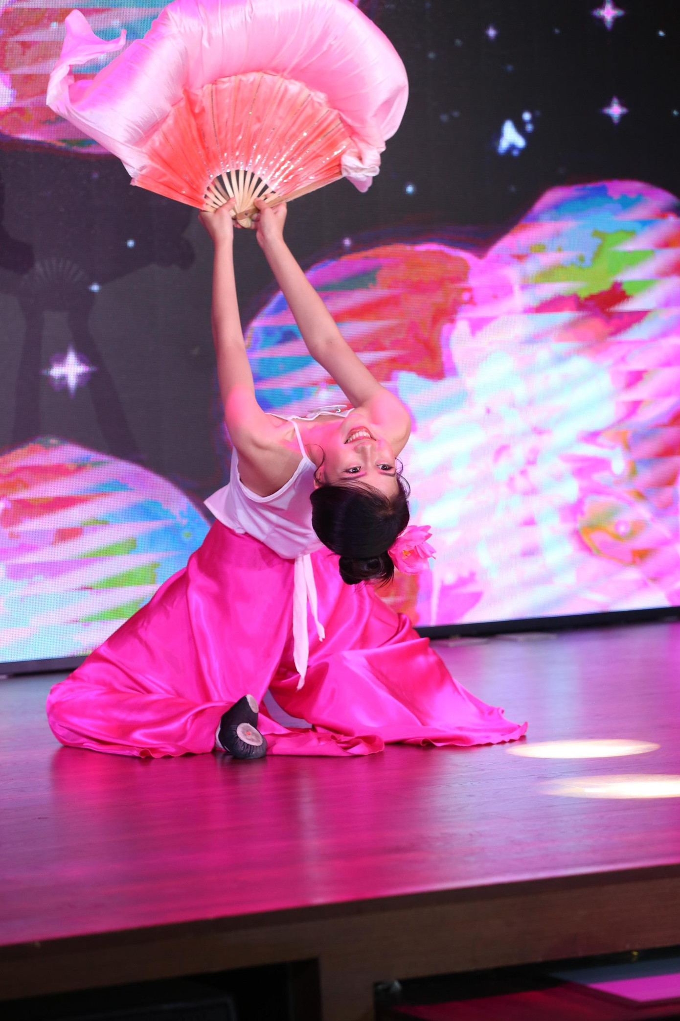 Phạm Thị Hồng Thắm thể hiện khả năng múa thông qua tiết mục Hoa hát. Thí sinh mang số báo danh 101 để lại ấn tượng với những động tác uyển chuyển, uốn dẻo trên sân khấu.