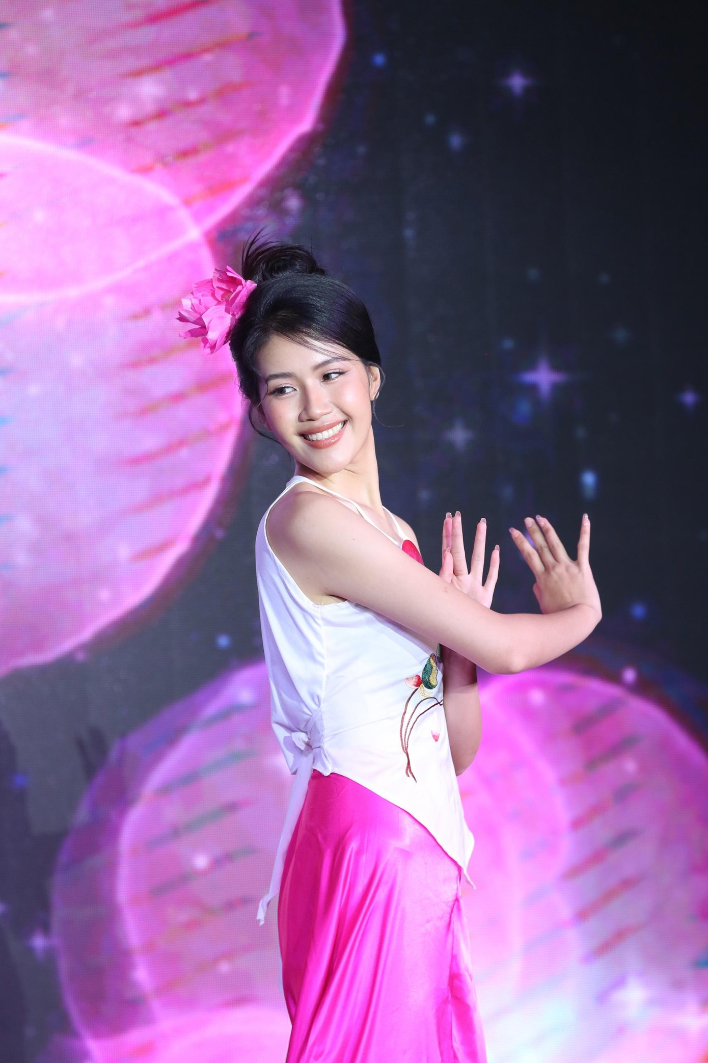 Phạm Thị Hồng Thắm thể hiện khả năng múa thông qua tiết mục Hoa hát. Thí sinh mang số báo danh 101 để lại ấn tượng với những động tác uyển chuyển, uốn dẻo trên sân khấu.